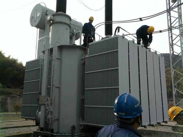 作業(yè)人員安全保護(hù)繩系在安全水平保護(hù)繩上，確保在變壓器本體上移動(dòng)始終不會失去保護(hù)。